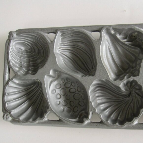 John Wright Cast Iron Sea Shell Baking Cornbread Cake Pan Mold Vintage 1989 USA - Picture 1 of 6